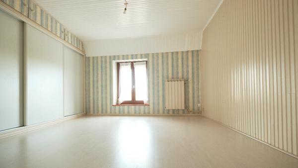 Maison en pierres avec vue dégagée, une terrasse et un jardin