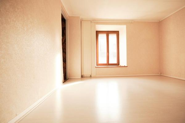 Maison en pierres avec vue dégagée, une terrasse et un jardin