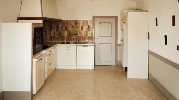 Maison en pierres avec vue dégagée, une terrasse et un jardin