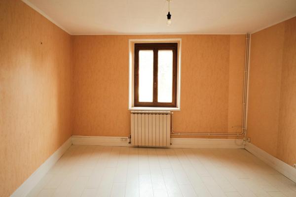 Maison en pierres avec vue dégagée, une terrasse et un jardin