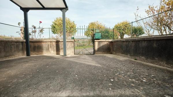 Maison en pierres avec vue dégagée, une terrasse et un jardin