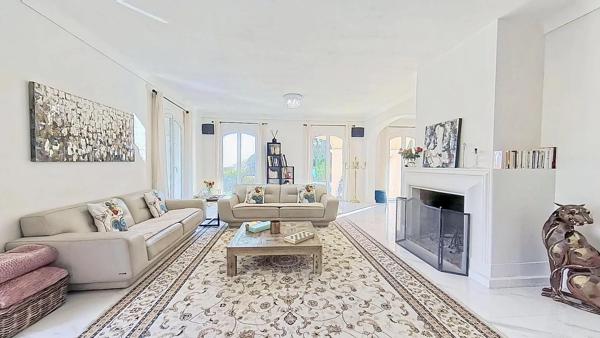 Villa de Charme à Vence 342m² - 5 Chambres - Aperçu Mer - Piscine - Terrasses et Jardin Paysagé