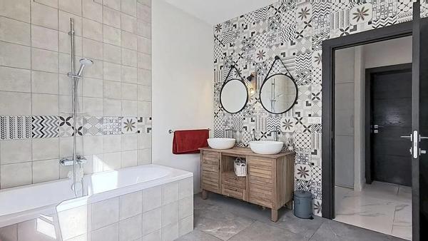 Villa de Charme à Vence 342m² - 5 Chambres - Aperçu Mer - Piscine - Terrasses et Jardin Paysagé