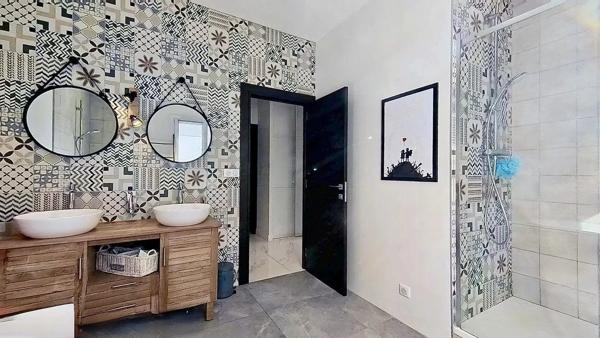 Villa de Charme à Vence 342m² - 5 Chambres - Aperçu Mer - Piscine - Terrasses et Jardin Paysagé