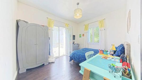 Villa de Charme à Vence 342m² - 5 Chambres - Aperçu Mer - Piscine - Terrasses et Jardin Paysagé