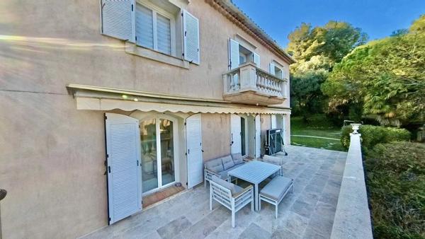 Villa de Charme à Vence 342m² - 5 Chambres - Aperçu Mer - Piscine - Terrasses et Jardin Paysagé