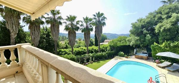 Villa de Charme à Vence 342m² - 5 Chambres - Aperçu Mer - Piscine - Terrasses et Jardin Paysagé