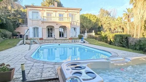 Villa de Charme à Vence 342m² - 5 Chambres - Aperçu Mer - Piscine - Terrasses et Jardin Paysagé