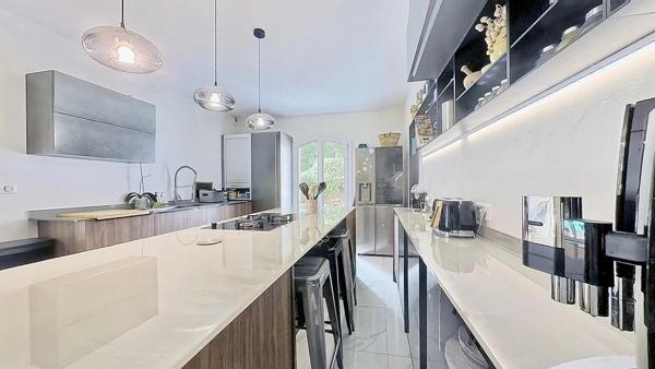 Villa de Charme à Vence 342m² - 5 Chambres - Aperçu Mer - Piscine - Terrasses et Jardin Paysagé