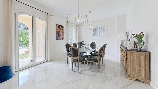 Villa de Charme à Vence 342m² - 5 Chambres - Aperçu Mer - Piscine - Terrasses et Jardin Paysagé