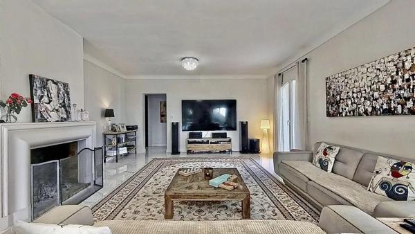 Villa de Charme à Vence 342m² - 5 Chambres - Aperçu Mer - Piscine - Terrasses et Jardin Paysagé