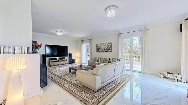 Villa de Charme à Vence 342m² - 5 Chambres - Aperçu Mer - Piscine - Terrasses et Jardin Paysagé