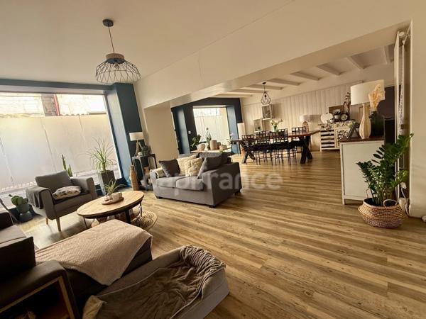 🏡 CHAMPDENIERS – Maison de caractère rénovée de 175 m² avec 135 m² de dépendances et fort potentiel