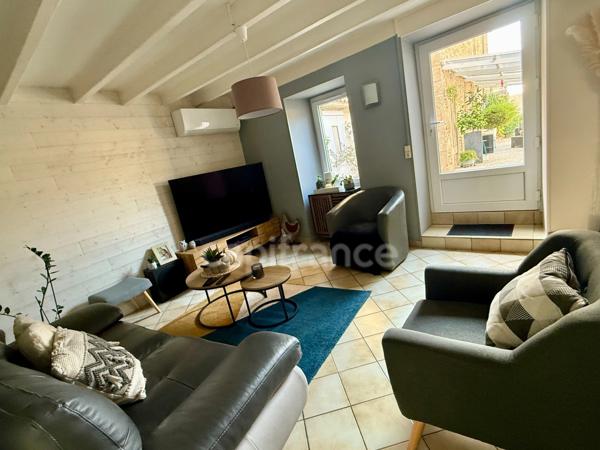 🏡 CHAMPDENIERS – Maison de caractère rénovée de 175 m² avec 135 m² de dépendances et fort potentiel
