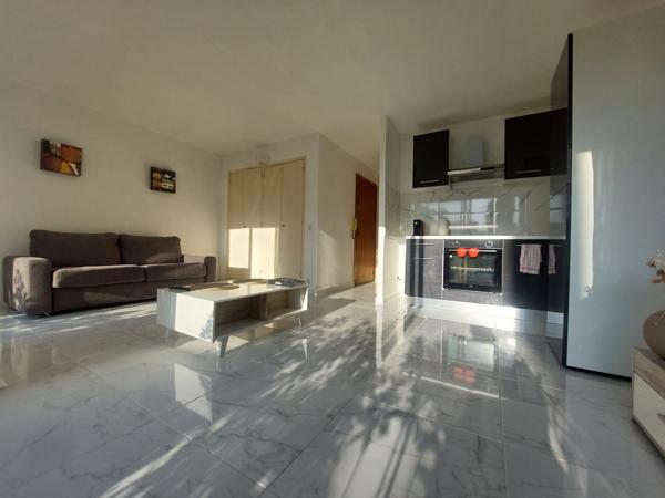 Studio refait à neuf - Rez de jardin avec terrasse - 2 cours de tennis/Piscine/Cave