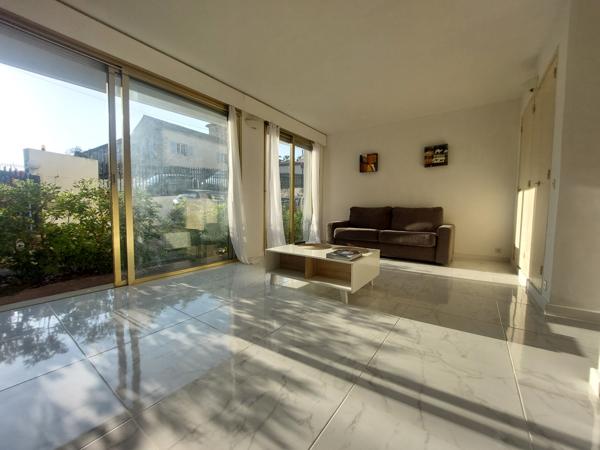 Studio refait à neuf - Rez de jardin avec terrasse - 2 cours de tennis/Piscine/Cave