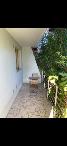 Studio refait à neuf - Rez de jardin avec terrasse - 2 cours de tennis/Piscine/Cave