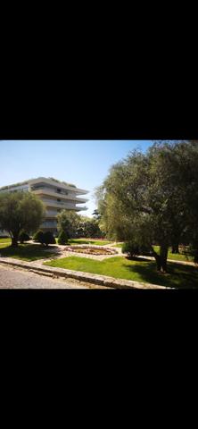 Studio refait à neuf - Rez de jardin avec terrasse - 2 cours de tennis/Piscine/Cave