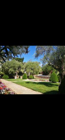 Studio refait à neuf - Rez de jardin avec terrasse - 2 cours de tennis/Piscine/Cave