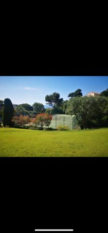 Studio refait à neuf - Rez de jardin avec terrasse - 2 cours de tennis/Piscine/Cave