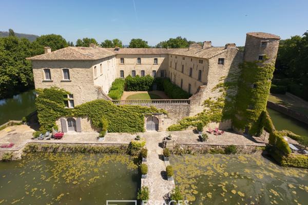Appartement dans un château du XIIe siècle avec piscine