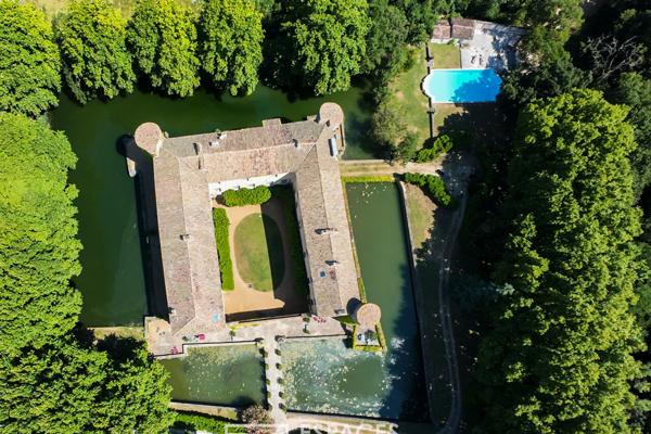 Appartement dans un château du XIIe siècle avec piscine