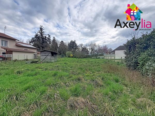 Saint-Martin-d'Estréaux (42620) A VENDRE - SAINT-MARTIN-D'ESTRÉAUX - TERRAIN CONSTRUCTIBLE DE 750M2 AVEC VIABILITÉS EN BORDURE
