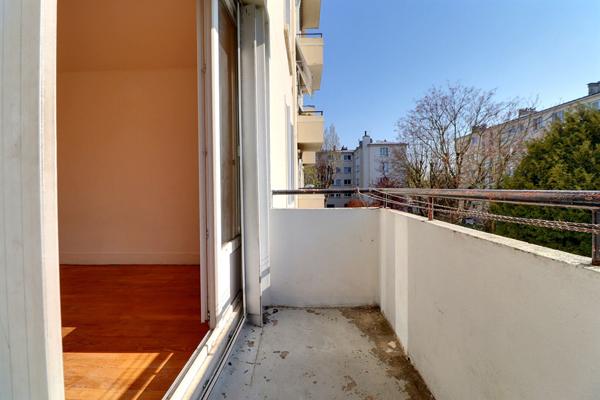 À vendre ? Spacieux 4 pièces avec balcon dans résidence verdoyante