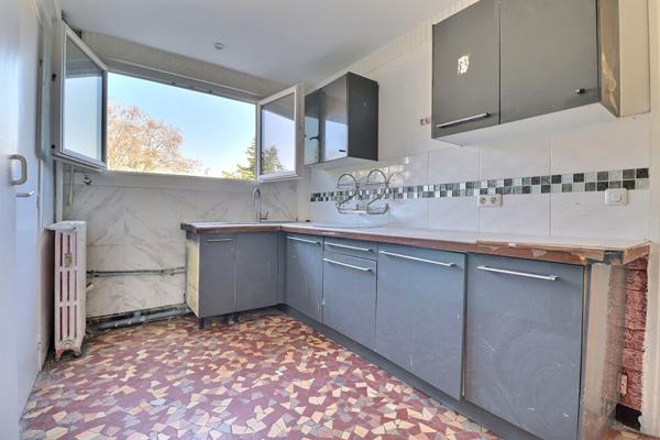 À vendre ? Spacieux 4 pièces avec balcon dans résidence verdoyante