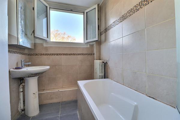 À vendre ? Spacieux 4 pièces avec balcon dans résidence verdoyante