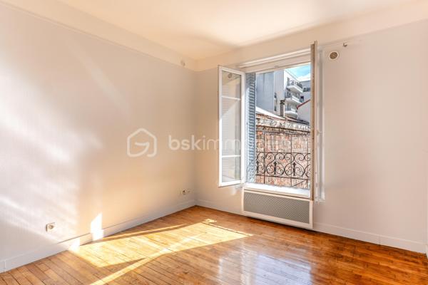 **BAGNOLET –  Appartement 2 pièces **


Situé dans un secteur calme et résidentiel à la lisière des Lilas, cet appartement se trouve au premier étage dans une petite copropriété à taille humaine. 

Il se compose d'une entrée distribuant une salle d'eau et un wc séparé, d'une cuisine séparée, d'un séjour sur cour lumineux et d'une chambre. 
Cet appartement reprend les codes de l'ancien, un joli parquet, de portes moulurées et une belle hauteur sous plafond.

Métro Serge Gainsbourg Ligne 11 à 13 min à pied.
Proche des commerces et commodités.

Une cave complète ce bien.

Des travaux de rafraîchissement et d’embellissement sont à prévoir.
Ravalement extérieur déjà effectué.

Chauffage et eau chaude individuels électriques.
DPE : D

Taxe Foncière : 1200 €/an
Charges de copropriété : 130 €/ mois

Contactez-moi pour organiser une visite, Investisseurs ou Primo cet appartement n'attend que vous !