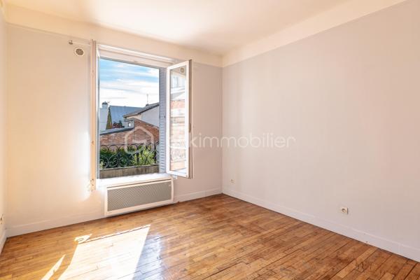 **BAGNOLET –  Appartement 2 pièces **


Situé dans un secteur calme et résidentiel à la lisière des Lilas, cet appartement se trouve au premier étage dans une petite copropriété à taille humaine. 

Il se compose d'une entrée distribuant une salle d'eau et un wc séparé, d'une cuisine séparée, d'un séjour sur cour lumineux et d'une chambre. 
Cet appartement reprend les codes de l'ancien, un joli parquet, de portes moulurées et une belle hauteur sous plafond.

Métro Serge Gainsbourg Ligne 11 à 13 min à pied.
Proche des commerces et commodités.

Une cave complète ce bien.

Des travaux de rafraîchissement et d’embellissement sont à prévoir.
Ravalement extérieur déjà effectué.

Chauffage et eau chaude individuels électriques.
DPE : D

Taxe Foncière : 1200 €/an
Charges de copropriété : 130 €/ mois

Contactez-moi pour organiser une visite, Investisseurs ou Primo cet appartement n'attend que vous !