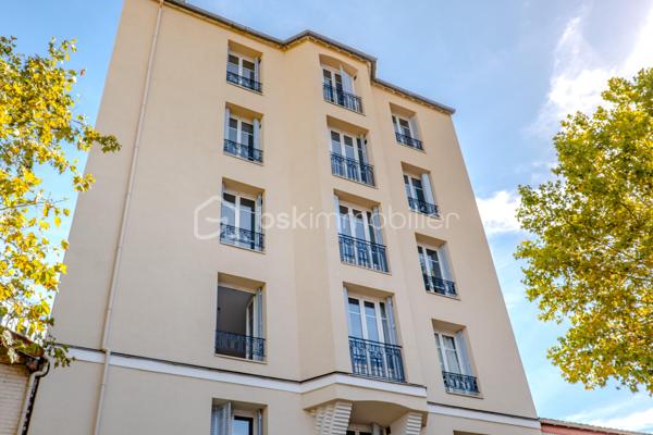 **BAGNOLET –  Appartement 2 pièces **


Situé dans un secteur calme et résidentiel à la lisière des Lilas, cet appartement se trouve au premier étage dans une petite copropriété à taille humaine. 

Il se compose d'une entrée distribuant une salle d'eau et un wc séparé, d'une cuisine séparée, d'un séjour sur cour lumineux et d'une chambre. 
Cet appartement reprend les codes de l'ancien, un joli parquet, de portes moulurées et une belle hauteur sous plafond.

Métro Serge Gainsbourg Ligne 11 à 13 min à pied.
Proche des commerces et commodités.

Une cave complète ce bien.

Des travaux de rafraîchissement et d’embellissement sont à prévoir.
Ravalement extérieur déjà effectué.

Chauffage et eau chaude individuels électriques.
DPE : D

Taxe Foncière : 1200 €/an
Charges de copropriété : 130 €/ mois

Contactez-moi pour organiser une visite, Investisseurs ou Primo cet appartement n'attend que vous !