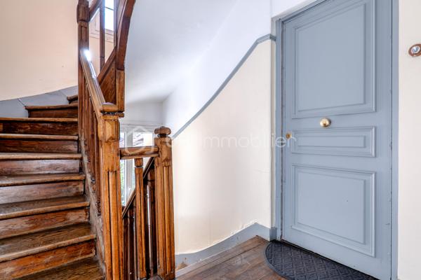 **BAGNOLET –  Appartement 2 pièces **


Situé dans un secteur calme et résidentiel à la lisière des Lilas, cet appartement se trouve au premier étage dans une petite copropriété à taille humaine. 

Il se compose d'une entrée distribuant une salle d'eau et un wc séparé, d'une cuisine séparée, d'un séjour sur cour lumineux et d'une chambre. 
Cet appartement reprend les codes de l'ancien, un joli parquet, de portes moulurées et une belle hauteur sous plafond.

Métro Serge Gainsbourg Ligne 11 à 13 min à pied.
Proche des commerces et commodités.

Une cave complète ce bien.

Des travaux de rafraîchissement et d’embellissement sont à prévoir.
Ravalement extérieur déjà effectué.

Chauffage et eau chaude individuels électriques.
DPE : D

Taxe Foncière : 1200 €/an
Charges de copropriété : 130 €/ mois

Contactez-moi pour organiser une visite, Investisseurs ou Primo cet appartement n'attend que vous !