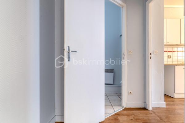 **BAGNOLET –  Appartement 2 pièces **


Situé dans un secteur calme et résidentiel à la lisière des Lilas, cet appartement se trouve au premier étage dans une petite copropriété à taille humaine. 

Il se compose d'une entrée distribuant une salle d'eau et un wc séparé, d'une cuisine séparée, d'un séjour sur cour lumineux et d'une chambre. 
Cet appartement reprend les codes de l'ancien, un joli parquet, de portes moulurées et une belle hauteur sous plafond.

Métro Serge Gainsbourg Ligne 11 à 13 min à pied.
Proche des commerces et commodités.

Une cave complète ce bien.

Des travaux de rafraîchissement et d’embellissement sont à prévoir.
Ravalement extérieur déjà effectué.

Chauffage et eau chaude individuels électriques.
DPE : D

Taxe Foncière : 1200 €/an
Charges de copropriété : 130 €/ mois

Contactez-moi pour organiser une visite, Investisseurs ou Primo cet appartement n'attend que vous !