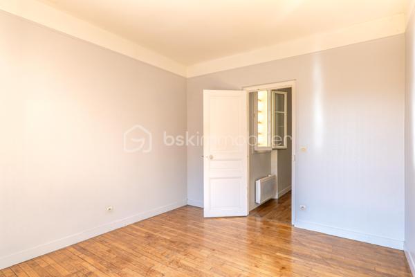 **BAGNOLET –  Appartement 2 pièces **


Situé dans un secteur calme et résidentiel à la lisière des Lilas, cet appartement se trouve au premier étage dans une petite copropriété à taille humaine. 

Il se compose d'une entrée distribuant une salle d'eau et un wc séparé, d'une cuisine séparée, d'un séjour sur cour lumineux et d'une chambre. 
Cet appartement reprend les codes de l'ancien, un joli parquet, de portes moulurées et une belle hauteur sous plafond.

Métro Serge Gainsbourg Ligne 11 à 13 min à pied.
Proche des commerces et commodités.

Une cave complète ce bien.

Des travaux de rafraîchissement et d’embellissement sont à prévoir.
Ravalement extérieur déjà effectué.

Chauffage et eau chaude individuels électriques.
DPE : D

Taxe Foncière : 1200 €/an
Charges de copropriété : 130 €/ mois

Contactez-moi pour organiser une visite, Investisseurs ou Primo cet appartement n'attend que vous !
