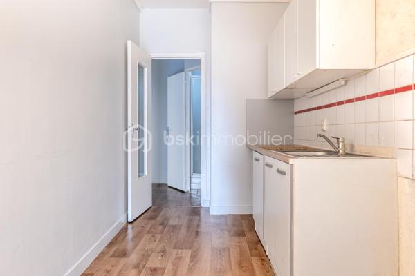 **BAGNOLET –  Appartement 2 pièces **


Situé dans un secteur calme et résidentiel à la lisière des Lilas, cet appartement se trouve au premier étage dans une petite copropriété à taille humaine. 

Il se compose d'une entrée distribuant une salle d'eau et un wc séparé, d'une cuisine séparée, d'un séjour sur cour lumineux et d'une chambre. 
Cet appartement reprend les codes de l'ancien, un joli parquet, de portes moulurées et une belle hauteur sous plafond.

Métro Serge Gainsbourg Ligne 11 à 13 min à pied.
Proche des commerces et commodités.

Une cave complète ce bien.

Des travaux de rafraîchissement et d’embellissement sont à prévoir.
Ravalement extérieur déjà effectué.

Chauffage et eau chaude individuels électriques.
DPE : D

Taxe Foncière : 1200 €/an
Charges de copropriété : 130 €/ mois

Contactez-moi pour organiser une visite, Investisseurs ou Primo cet appartement n'attend que vous !