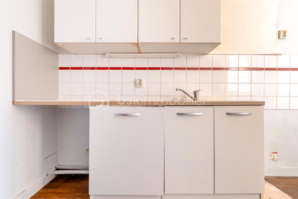 **BAGNOLET –  Appartement 2 pièces **


Situé dans un secteur calme et résidentiel à la lisière des Lilas, cet appartement se trouve au premier étage dans une petite copropriété à taille humaine. 

Il se compose d'une entrée distribuant une salle d'eau et un wc séparé, d'une cuisine séparée, d'un séjour sur cour lumineux et d'une chambre. 
Cet appartement reprend les codes de l'ancien, un joli parquet, de portes moulurées et une belle hauteur sous plafond.

Métro Serge Gainsbourg Ligne 11 à 13 min à pied.
Proche des commerces et commodités.

Une cave complète ce bien.

Des travaux de rafraîchissement et d’embellissement sont à prévoir.
Ravalement extérieur déjà effectué.

Chauffage et eau chaude individuels électriques.
DPE : D

Taxe Foncière : 1200 €/an
Charges de copropriété : 130 €/ mois

Contactez-moi pour organiser une visite, Investisseurs ou Primo cet appartement n'attend que vous !
