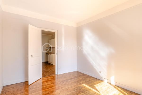 **BAGNOLET –  Appartement 2 pièces **


Situé dans un secteur calme et résidentiel à la lisière des Lilas, cet appartement se trouve au premier étage dans une petite copropriété à taille humaine. 

Il se compose d'une entrée distribuant une salle d'eau et un wc séparé, d'une cuisine séparée, d'un séjour sur cour lumineux et d'une chambre. 
Cet appartement reprend les codes de l'ancien, un joli parquet, de portes moulurées et une belle hauteur sous plafond.

Métro Serge Gainsbourg Ligne 11 à 13 min à pied.
Proche des commerces et commodités.

Une cave complète ce bien.

Des travaux de rafraîchissement et d’embellissement sont à prévoir.
Ravalement extérieur déjà effectué.

Chauffage et eau chaude individuels électriques.
DPE : D

Taxe Foncière : 1200 €/an
Charges de copropriété : 130 €/ mois

Contactez-moi pour organiser une visite, Investisseurs ou Primo cet appartement n'attend que vous !