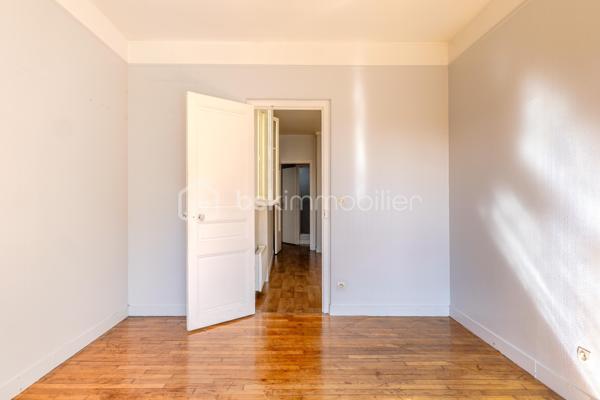 **BAGNOLET –  Appartement 2 pièces **


Situé dans un secteur calme et résidentiel à la lisière des Lilas, cet appartement se trouve au premier étage dans une petite copropriété à taille humaine. 

Il se compose d'une entrée distribuant une salle d'eau et un wc séparé, d'une cuisine séparée, d'un séjour sur cour lumineux et d'une chambre. 
Cet appartement reprend les codes de l'ancien, un joli parquet, de portes moulurées et une belle hauteur sous plafond.

Métro Serge Gainsbourg Ligne 11 à 13 min à pied.
Proche des commerces et commodités.

Une cave complète ce bien.

Des travaux de rafraîchissement et d’embellissement sont à prévoir.
Ravalement extérieur déjà effectué.

Chauffage et eau chaude individuels électriques.
DPE : D

Taxe Foncière : 1200 €/an
Charges de copropriété : 130 €/ mois

Contactez-moi pour organiser une visite, Investisseurs ou Primo cet appartement n'attend que vous !