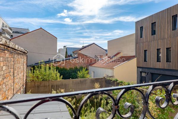 **BAGNOLET –  Appartement 2 pièces **


Situé dans un secteur calme et résidentiel à la lisière des Lilas, cet appartement se trouve au premier étage dans une petite copropriété à taille humaine. 

Il se compose d'une entrée distribuant une salle d'eau et un wc séparé, d'une cuisine séparée, d'un séjour sur cour lumineux et d'une chambre. 
Cet appartement reprend les codes de l'ancien, un joli parquet, de portes moulurées et une belle hauteur sous plafond.

Métro Serge Gainsbourg Ligne 11 à 13 min à pied.
Proche des commerces et commodités.

Une cave complète ce bien.

Des travaux de rafraîchissement et d’embellissement sont à prévoir.
Ravalement extérieur déjà effectué.

Chauffage et eau chaude individuels électriques.
DPE : D

Taxe Foncière : 1200 €/an
Charges de copropriété : 130 €/ mois

Contactez-moi pour organiser une visite, Investisseurs ou Primo cet appartement n'attend que vous !
