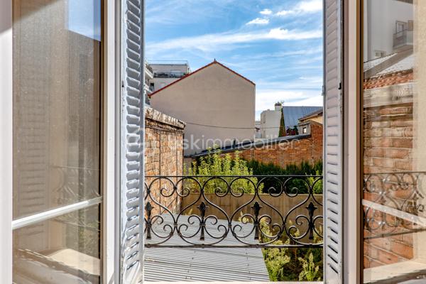 **BAGNOLET –  Appartement 2 pièces **


Situé dans un secteur calme et résidentiel à la lisière des Lilas, cet appartement se trouve au premier étage dans une petite copropriété à taille humaine. 

Il se compose d'une entrée distribuant une salle d'eau et un wc séparé, d'une cuisine séparée, d'un séjour sur cour lumineux et d'une chambre. 
Cet appartement reprend les codes de l'ancien, un joli parquet, de portes moulurées et une belle hauteur sous plafond.

Métro Serge Gainsbourg Ligne 11 à 13 min à pied.
Proche des commerces et commodités.

Une cave complète ce bien.

Des travaux de rafraîchissement et d’embellissement sont à prévoir.
Ravalement extérieur déjà effectué.

Chauffage et eau chaude individuels électriques.
DPE : D

Taxe Foncière : 1200 €/an
Charges de copropriété : 130 €/ mois

Contactez-moi pour organiser une visite, Investisseurs ou Primo cet appartement n'attend que vous !