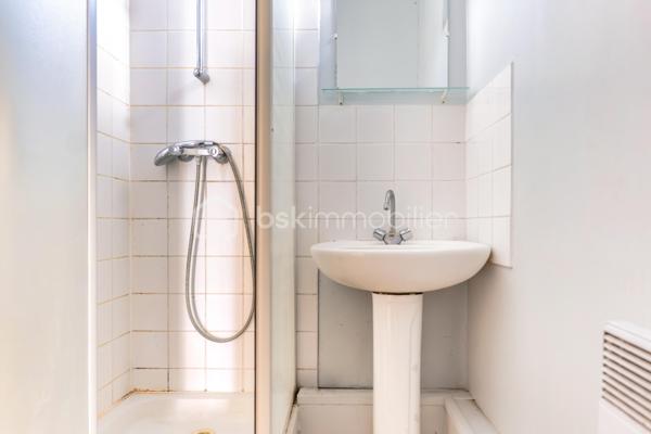**BAGNOLET –  Appartement 2 pièces **


Situé dans un secteur calme et résidentiel à la lisière des Lilas, cet appartement se trouve au premier étage dans une petite copropriété à taille humaine. 

Il se compose d'une entrée distribuant une salle d'eau et un wc séparé, d'une cuisine séparée, d'un séjour sur cour lumineux et d'une chambre. 
Cet appartement reprend les codes de l'ancien, un joli parquet, de portes moulurées et une belle hauteur sous plafond.

Métro Serge Gainsbourg Ligne 11 à 13 min à pied.
Proche des commerces et commodités.

Une cave complète ce bien.

Des travaux de rafraîchissement et d’embellissement sont à prévoir.
Ravalement extérieur déjà effectué.

Chauffage et eau chaude individuels électriques.
DPE : D

Taxe Foncière : 1200 €/an
Charges de copropriété : 130 €/ mois

Contactez-moi pour organiser une visite, Investisseurs ou Primo cet appartement n'attend que vous !