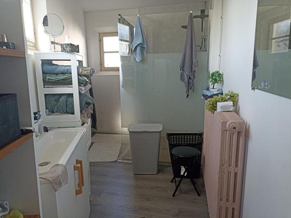 Maison vie de plain pied, 4 chambres, garage, grange et jardin à SAINT GENOU