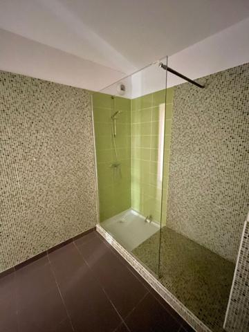 AVIGNON - BEL EMPLACEMENT APPARTEMENT DE TYPE 3 - TERRASSE DE 12 M² ET PARKING PRIVE