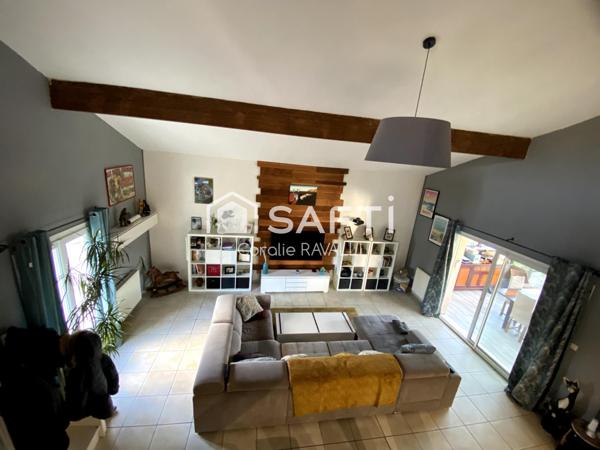 Beaux volumes, extérieur soigné, aucun vis-à-vis : découvrez une maison prête à accueillir votre famille.