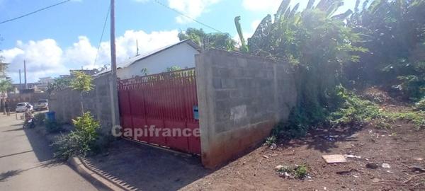 Terrain avec une maison type SIM à vendre en centre-ville de MAMOUDZOU (976)