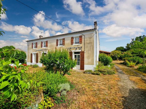 Maison à vendre 5 pièces proche de SURGERES (17) dépendances et terrain 6 800 m².