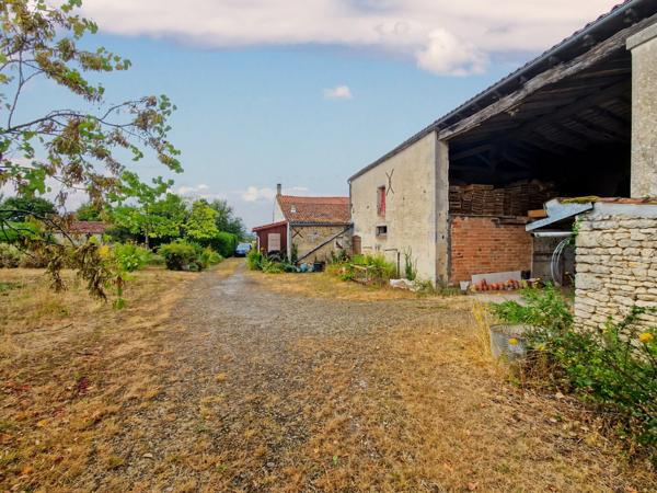 Maison à vendre 5 pièces proche de SURGERES (17) dépendances et terrain 6 800 m².