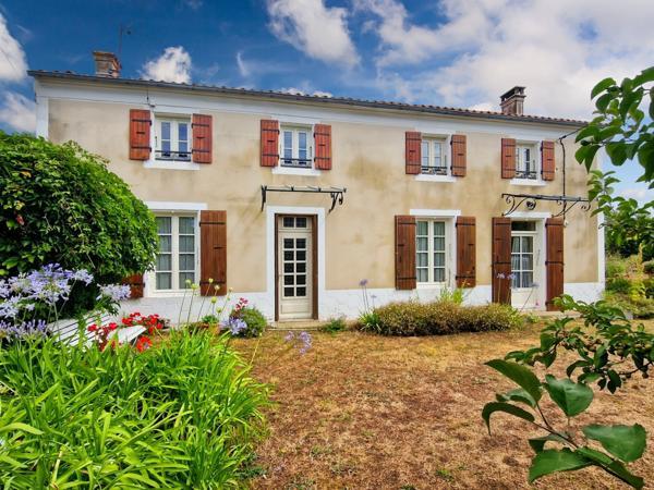 Maison à vendre 5 pièces proche de SURGERES (17) dépendances et terrain 6 800 m².